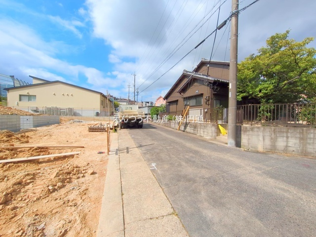 クレイドルガーデン平子が丘 第1の前面道路含む現地写真