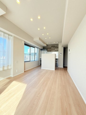 【居間・リビング】 | ルリエ横浜宮川町 | LDK約10.9帖
角部屋につき陽当たり良好です。