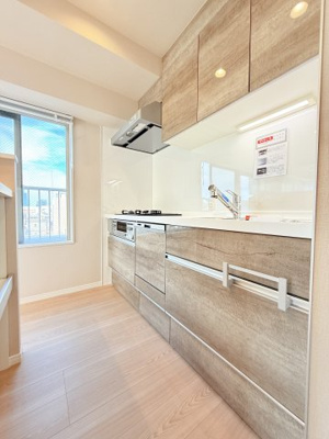 【キッチン】 | ルリエ横浜宮川町 | 三つ口ガスコンロ
アイランド型の食器棚設置