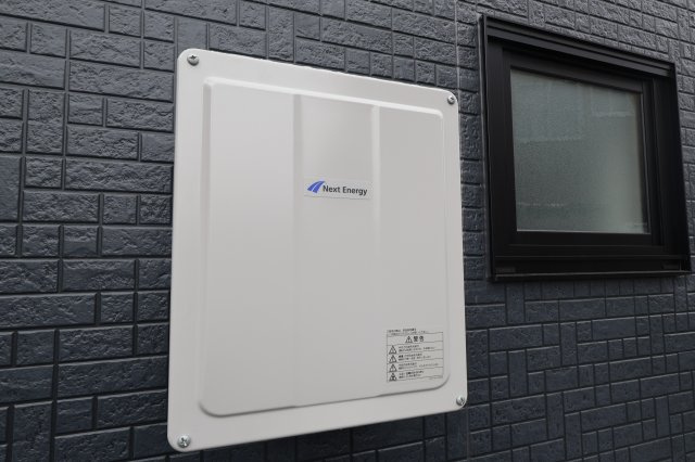 《仲介手数料無料》見沼区大字大谷1996-7(全1戸)新築一戸建てブルーミングガーデンの設備|太陽光パネルのパワコン
撮影日 2025年10月16日 11:30 曇り