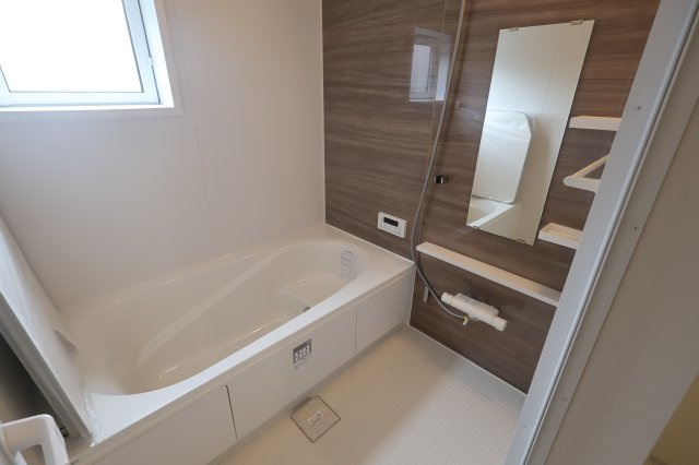 《仲介手数料無料》見沼区大字大谷1996-7(全1戸)新築一戸建てブルーミングガーデンの浴室|撮影日 2025年10月16日 11:30 曇り