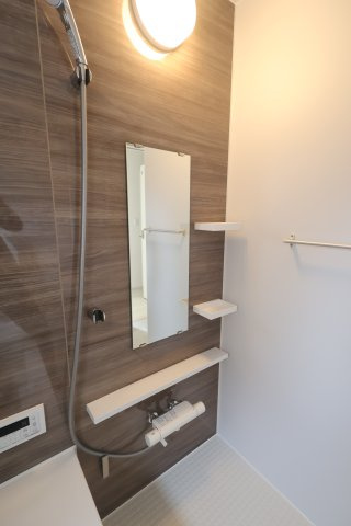 《仲介手数料無料》見沼区大字大谷1996-7(全1戸)新築一戸建てブルーミングガーデンの浴室|撮影日 2025年10月16日 11:30 曇り