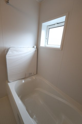 《仲介手数料無料》見沼区大字大谷1996-7(全1戸)新築一戸建てブルーミングガーデンの浴室|撮影日 2025年10月16日 11:30 曇り