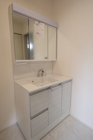 《仲介手数料無料》見沼区大字大谷1996-7(全1戸)新築一戸建てブルーミングガーデンの独立洗面台|撮影日 2025年10月16日 11:30 曇り