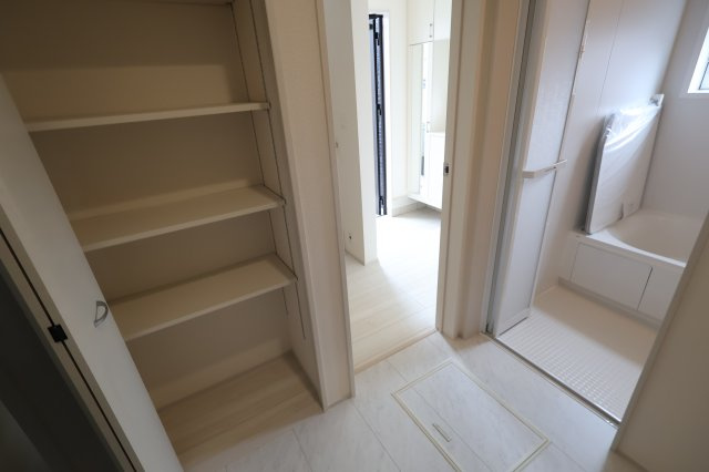 《仲介手数料無料》見沼区大字大谷1996-7(全1戸)新築一戸建てブルーミングガーデンのランドリースペース|撮影日 2025年10月16日 11:30 曇り