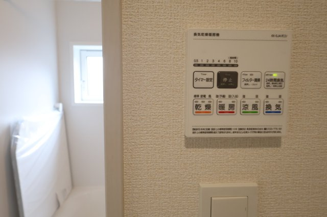 《仲介手数料無料》見沼区大字大谷1996-7(全1戸)新築一戸建てブルーミングガーデンの浴室|撮影日 2025年10月16日 11:30 曇り