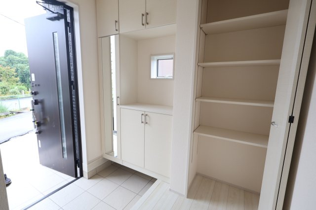 《仲介手数料無料》見沼区大字大谷1996-7(全1戸)新築一戸建てブルーミングガーデンの玄関|撮影日 2025年10月16日 11:30 曇り