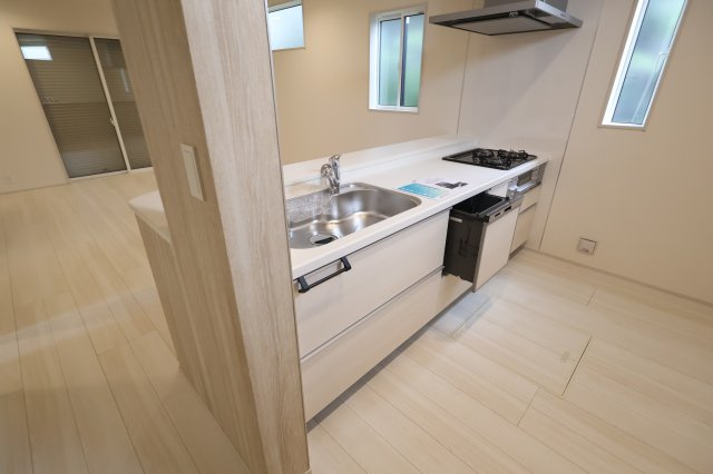 《仲介手数料無料》見沼区大字大谷1996-7(全1戸)新築一戸建てブルーミングガーデンのキッチン|撮影日 2025年10月16日 11:30 曇り