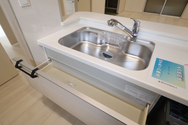 《仲介手数料無料》見沼区大字大谷1996-7(全1戸)新築一戸建てブルーミングガーデンのキッチン|撮影日 2025年10月16日 11:30 曇り