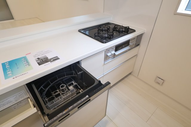 《仲介手数料無料》見沼区大字大谷1996-7(全1戸)新築一戸建てブルーミングガーデンのキッチン|撮影日 2025年10月16日 11:30 曇り