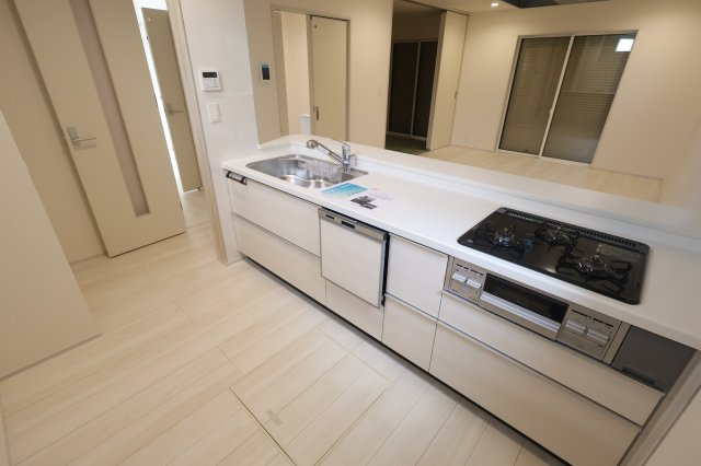 《仲介手数料無料》見沼区大字大谷1996-7(全1戸)新築一戸建てブルーミングガーデンのキッチン|撮影日 2025年10月16日 11:30 曇り