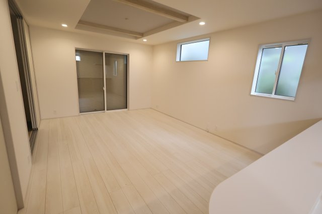 《仲介手数料無料》見沼区大字大谷1996-7(全1戸)新築一戸建てブルーミングガーデンの居間・リビング|撮影日 2025年10月16日 11:30 曇り