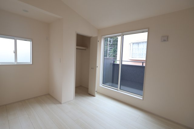 《仲介手数料無料》見沼区大字大谷1996-7(全1戸)新築一戸建てブルーミングガーデンの洋室|撮影日 2025年10月16日 11:30 曇り