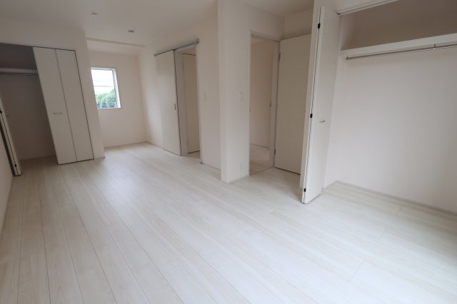 《仲介手数料無料》見沼区大字大谷1996-7(全1戸)新築一戸建てブルーミングガーデンの洋室|撮影日 2025年10月16日 11:30 曇り