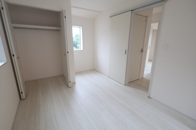 《仲介手数料無料》見沼区大字大谷1996-7(全1戸)新築一戸建てブルーミングガーデンの洋室|撮影日 2025年10月16日 11:30 曇り