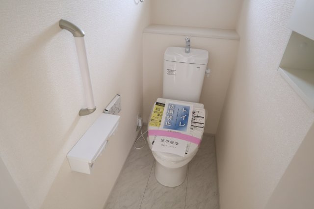 《仲介手数料無料》見沼区大字大谷1996-7(全1戸)新築一戸建てブルーミングガーデンのトイレ|撮影日 2025年10月16日 11:30 曇り