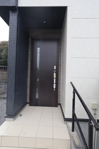 《仲介手数料無料》見沼区大字大谷1996-7(全1戸)新築一戸建てブルーミングガーデンの玄関|撮影日 2025年10月16日 11:30 曇り