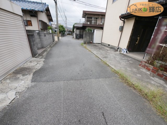 加古川市東神吉町西井ノ口　中古戸建の前面道路含む現地写真
