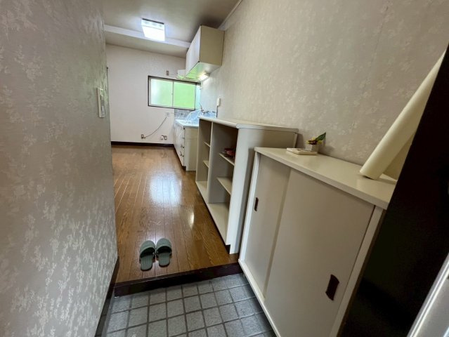 デファンス関根A棟の玄関