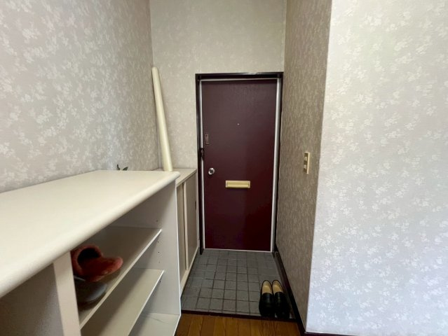 デファンス関根A棟の玄関