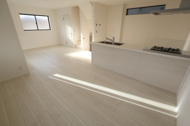 《仲介手数料無料》緑区東浦和４丁目18-13(2号棟)新築一戸建てミラスモの居間・リビング