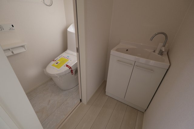 《仲介手数料無料》緑区東浦和４丁目18-13(2号棟)新築一戸建てミラスモのトイレ