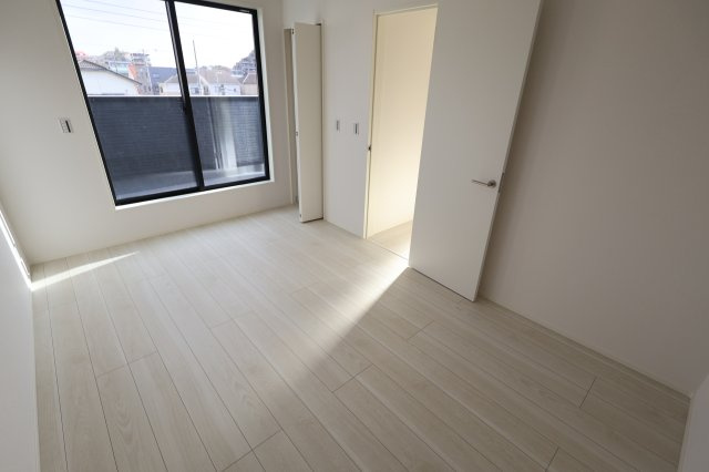 《仲介手数料無料》緑区東浦和４丁目18-13(2号棟)新築一戸建てミラスモの洋室