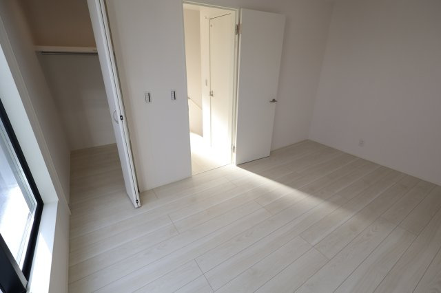 《仲介手数料無料》緑区東浦和４丁目18-13(2号棟)新築一戸建てミラスモの洋室