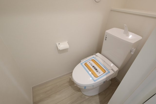 《仲介手数料無料》緑区東浦和７丁目32-23新築一戸建てFiTのトイレ|撮影日 2025年11月24日 12:20 晴れ