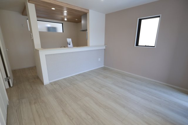 《仲介手数料無料》緑区東浦和７丁目32-23新築一戸建てFiTの居間・リビング|撮影日 2025年11月24日 12:20 晴れ