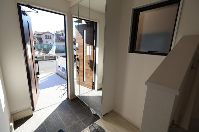 《仲介手数料無料》緑区東浦和７丁目32-23新築一戸建てFiTの玄関|撮影日 2025年11月24日 12:20 晴れ