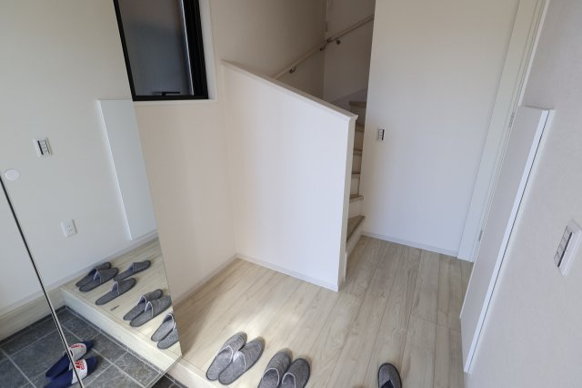 《仲介手数料無料》緑区東浦和７丁目32-23新築一戸建てFiTの玄関|撮影日 2025年11月24日 12:20 晴れ