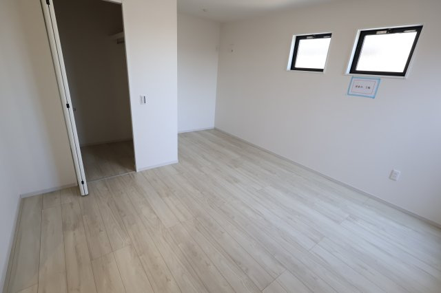 《仲介手数料無料》緑区東浦和７丁目32-23新築一戸建てFiTの洋室|撮影日 2025年11月24日 12:20 晴れ