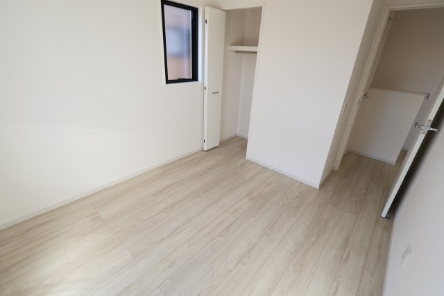 《仲介手数料無料》緑区東浦和７丁目32-23新築一戸建てFiTの洋室|撮影日 2025年11月24日 12:20 晴れ