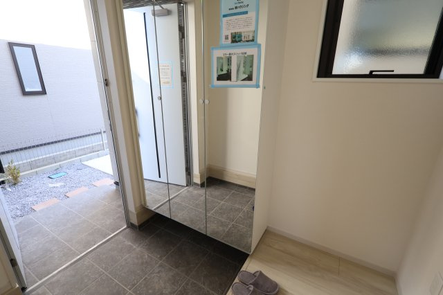 《仲介手数料無料》緑区東浦和７丁目32-23新築一戸建てFiTの玄関|撮影日 2025年11月24日 12:20 晴れ