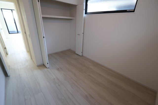 《仲介手数料無料》緑区東浦和７丁目32-23新築一戸建てFiTの洋室|撮影日 2025年11月24日 12:20 晴れ