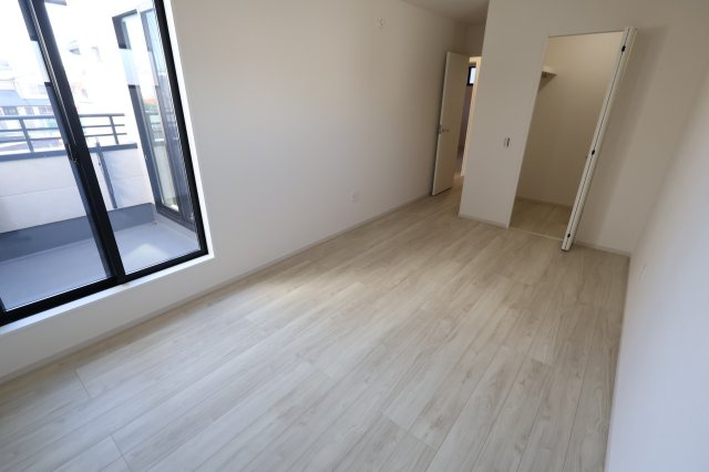 《仲介手数料無料》緑区東浦和７丁目32-23新築一戸建てFiTの洋室|撮影日 2025年11月24日 12:20 晴れ