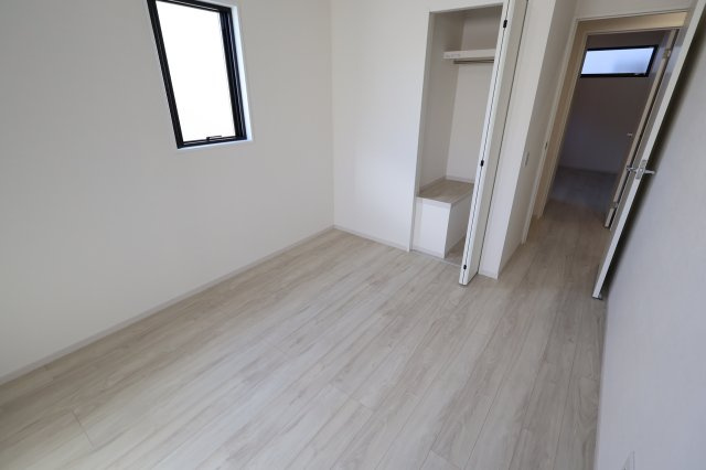 《仲介手数料無料》緑区東浦和７丁目32-23新築一戸建てFiTの洋室|撮影日 2025年11月24日 12:20 晴れ