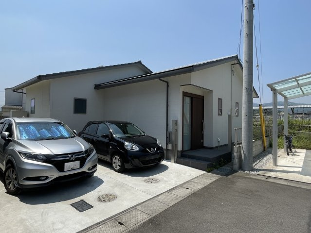 牟礼町大町　平家戸建の駐車場