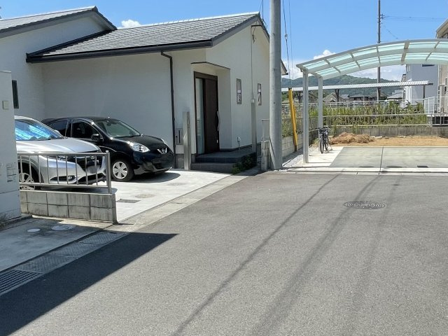 牟礼町大町　平家戸建の前面道路含む現地写真