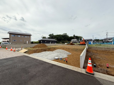【前面道路含む現地写真】 | 【荒川本郷第1期　現地外観】
※令和7年9月時点