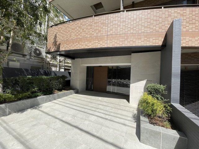 オーパスホームズ白山のエントランス