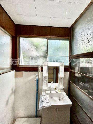 灰塚6丁目テラスハウスのその他|洗面にも窓ございます