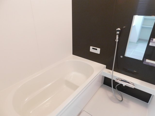 名古屋市熱田区千年2期の浴室|◇浴室◇　　広い１坪サイズ（ハウステック）・浴室暖房乾燥機・保温浴槽・追い焚き機能・ベンチ浴槽・エコシャワー・オートバス・バリアフリーバス　浴室カウンターは取り外し可能でお手入れ簡単♪