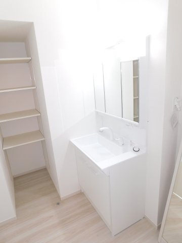 名古屋市熱田区千年2期の独立洗面台|◇洗面室◇　　三面鏡付シャワードレッサー（７５０サイズ）　くもり止め仕様　収納棚併設♪