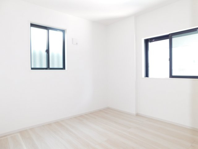 名古屋市熱田区千年2期の洋室|◇１階洋室◇　　２面採光で明るい洋室５．６帖　　ランドリースペース傍で使い勝手の良い洋室♪