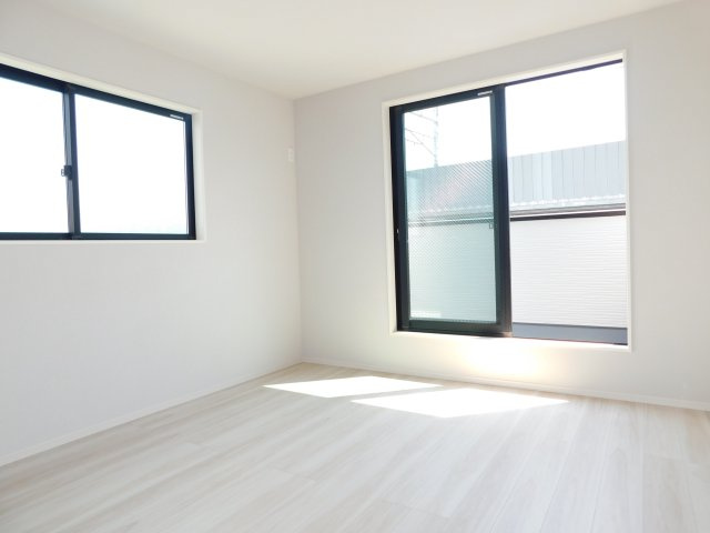 名古屋市熱田区千年2期の洋室|◇３階洋室◇　　南面を含む２面採光で明るい洋室９．９帖　　ＷＩＣ完備♪　バルコニー利用可♪