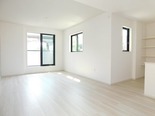 名古屋市熱田区千年2期の居間・リビング|◇リビング◇　　南面を含む３面採光で明るいリビング１９．２帖　　自然と家族が集まる快適なリビング♪