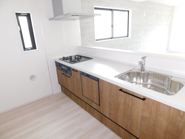 名古屋市熱田区千年2期のキッチン|◇キッチン◇　人気の対面式・人造大理石カウンター・浄水器一体型水栓・静音仕様シンク・食洗機・Ｓｉセンサーコンロ（３口）