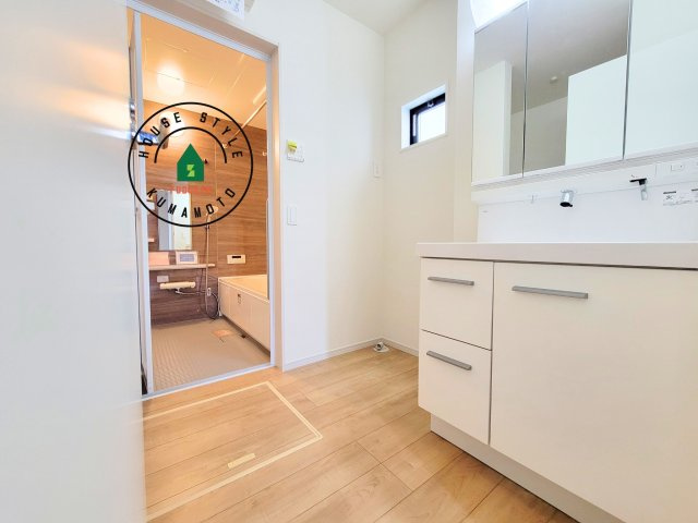 熊本市北区八景水谷1丁目第2-2棟（2号棟）　の脱衣所|ゆとりの洗面スペースで朝の身支度もスムーズに。暮らしを快適に変えるシャワー付洗面台です！